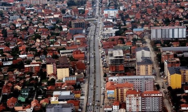 Katër burra sulmuan dy të tjerë: Si ndodhi therja me thikë në Fushë Kosovë?