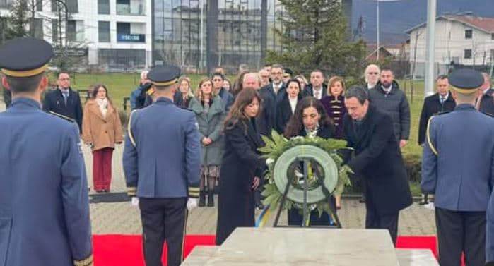 Krerët shtetërorë bëjnë homazhe te varri i ish-presidentit Rugova