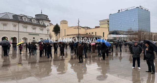 Nga KEDS-i, protestuesit arrijnë te Qeveria
