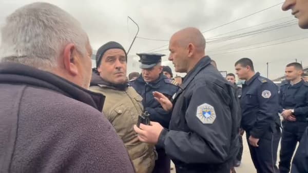 Tensione te tregu i automjeteve në Prishtinë, shitësit ilegal tentojnë ta bllokojnë rrugën