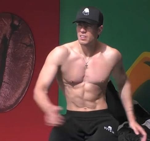 Klodi nis ditën me ushtrime, shijon edhe rrezet e diellit (VIDEO)