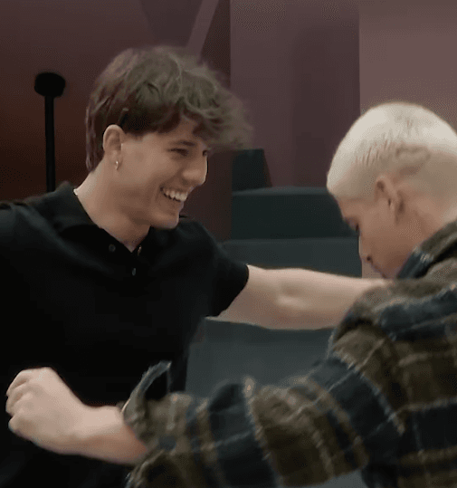Londrimi mëson “dhëndër” Klodin të vallëzojë pak para dasmës (VIDEO)