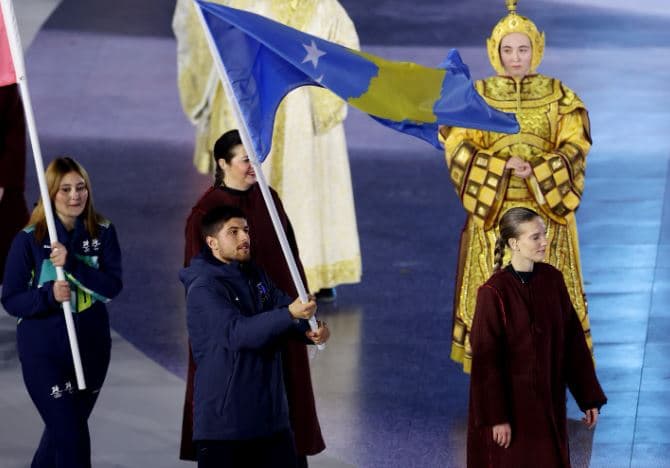 Mbyllen Lojërat Olimpike Dimërore, flamuri i Kosovës valëvitet nga skitari Drin Kokaj