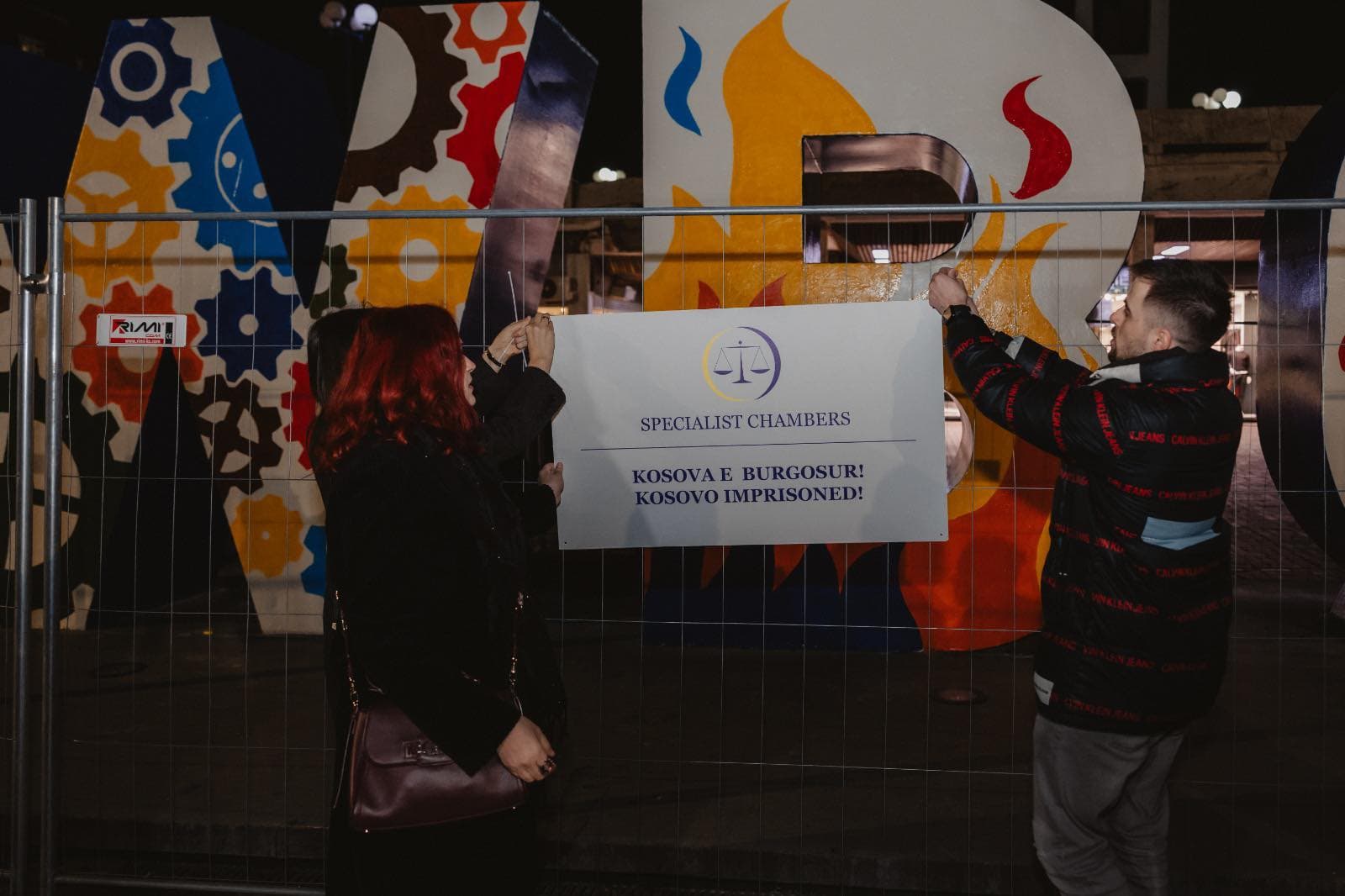“Burgoset” NEWBORN-i, monumentit të pavarësisë i vendosen rrethojat e burgut të Gjykatës Speciale: Kosova e burgosur!