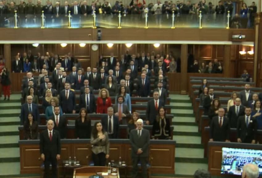 Me intonimin e himnit të Kosovës, fillon seanca solemne e Kuvendit (VIDEO)