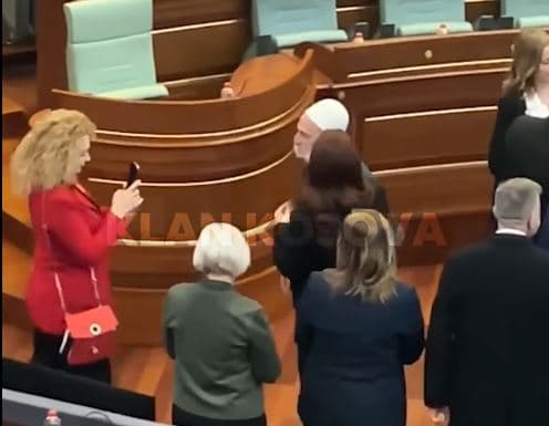 Deputetët e Kosovës në radhë për të bërë fotografi me bacën Rifat (VIDEO)