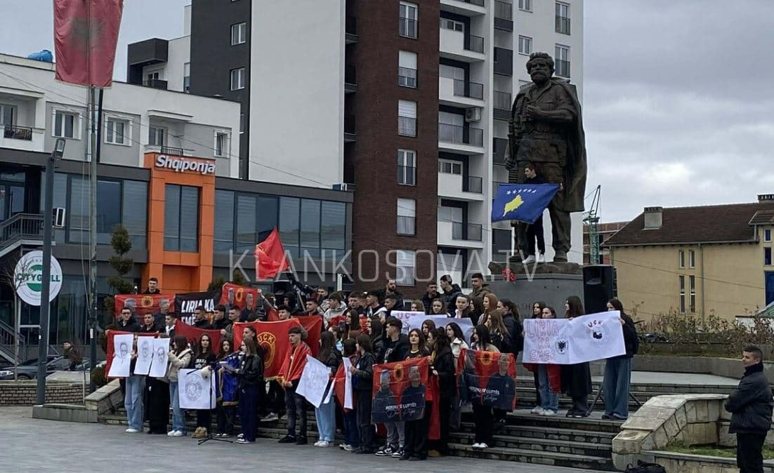 Nxënësit e Skenderajt me aksion simbolik në mbështetje të ish-krerëve të UÇK-së