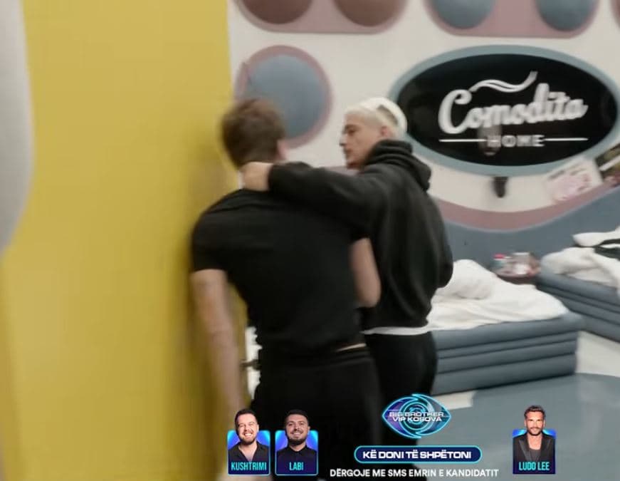 Londrimi ia përplas kokën Klodit për dere (VIDEO)