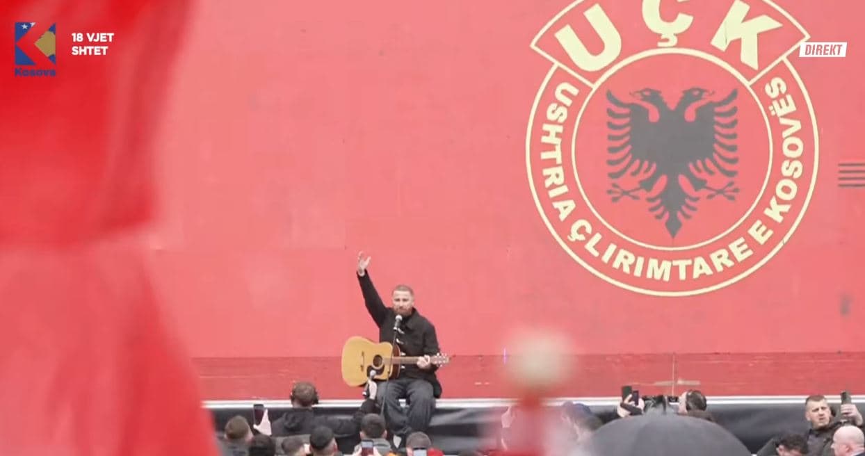 Lyrical Son ngjall emocione me këngën “Ushtria Çlirimtare” në marshin “Drejtësi, jo politikë”