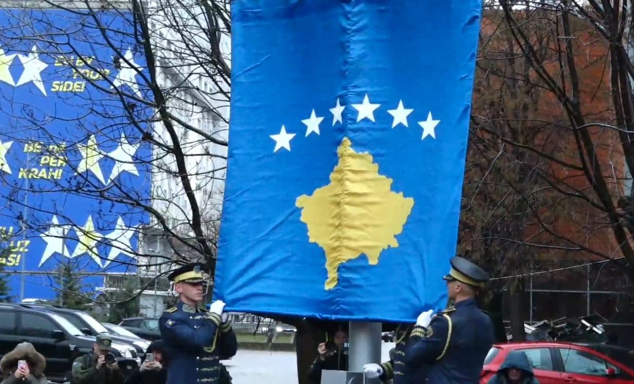 Ditëlindja e Kosovës: Bëhet ngritja solemne e flamurit