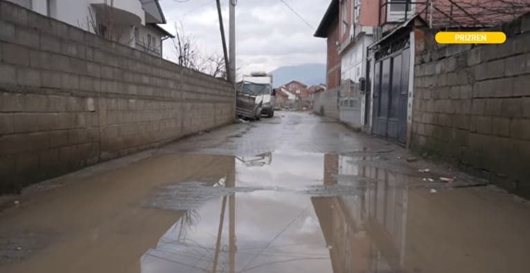 Banorët e “Ortakollit” në hall me ndriçimin dhe gjendjen e rëndë të rrugës (VIDEO)