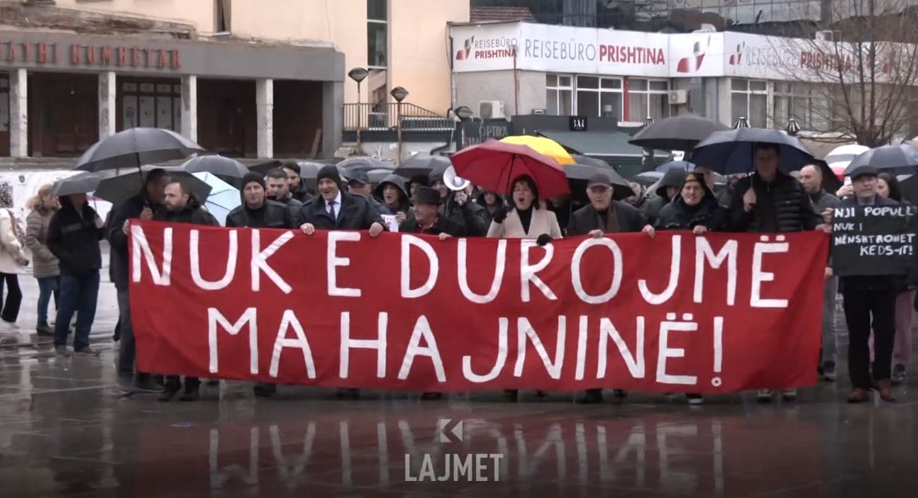Protesta për rrymën: Me thirrje e shtyrje kundër rritjes së çmimit (VIDEO)