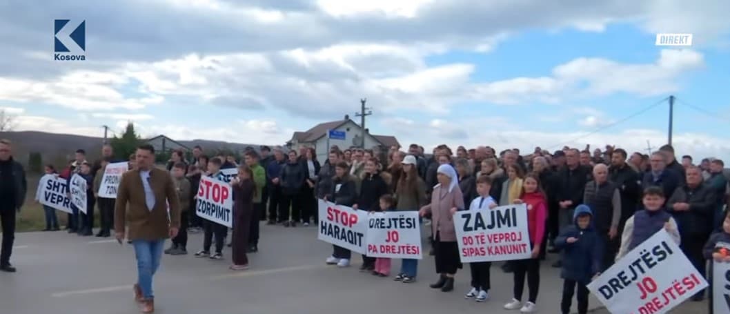 Protestojnë banorët e Zajmit të Klinës: Një pronë iu shit dy personave (VIDEO)
