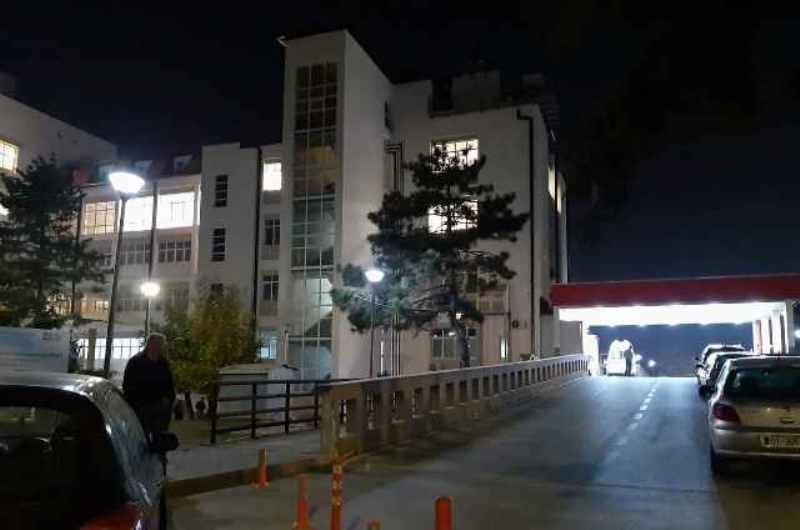 E dyshuara për vrasje dhe gruaja e axhës që e plagosi në gjendje të rëndë, dërgohen në QKUK