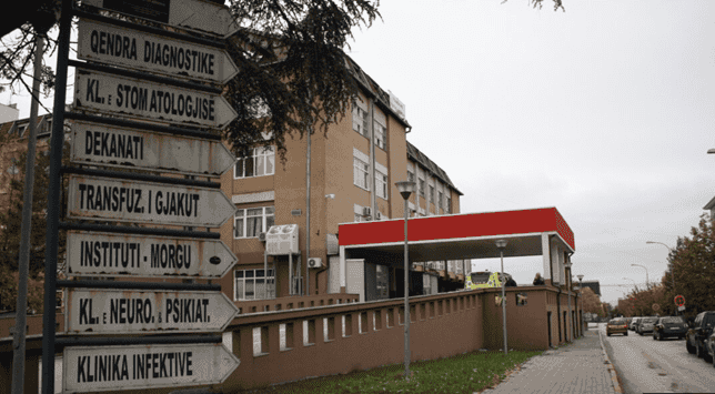 Pagesa për përcjellësit në QKUK, a po bëhet barrë shtesë për familjarët e pacientëve? (VIDEO)