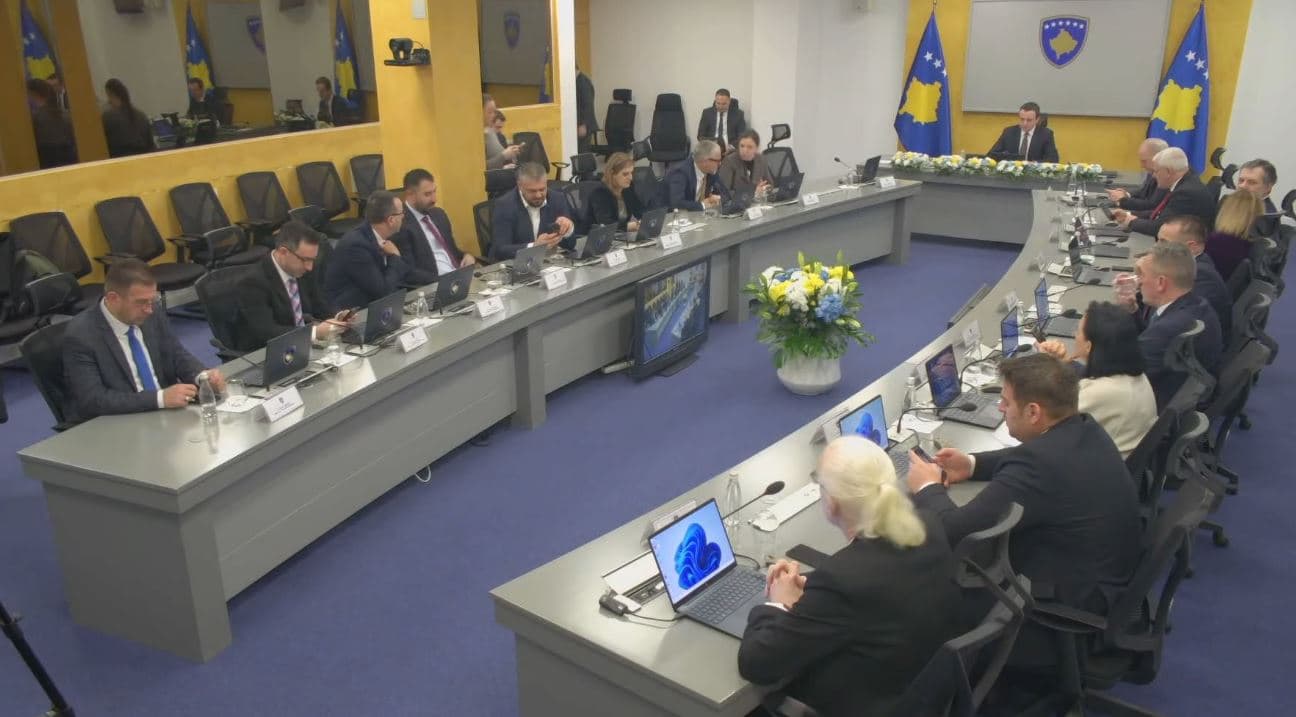 “Kontributi i çlirimtarëve për liri është i çmuar” - Qeveria e Kosovës mban mbledhje solemne