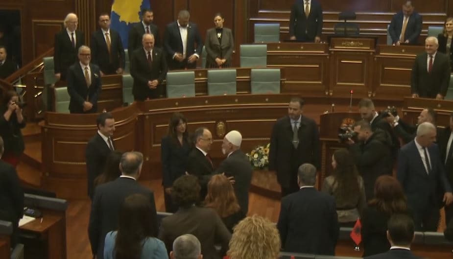 Përqafim i ngrohtë mes bacës Rifat dhe presidentit Begaj