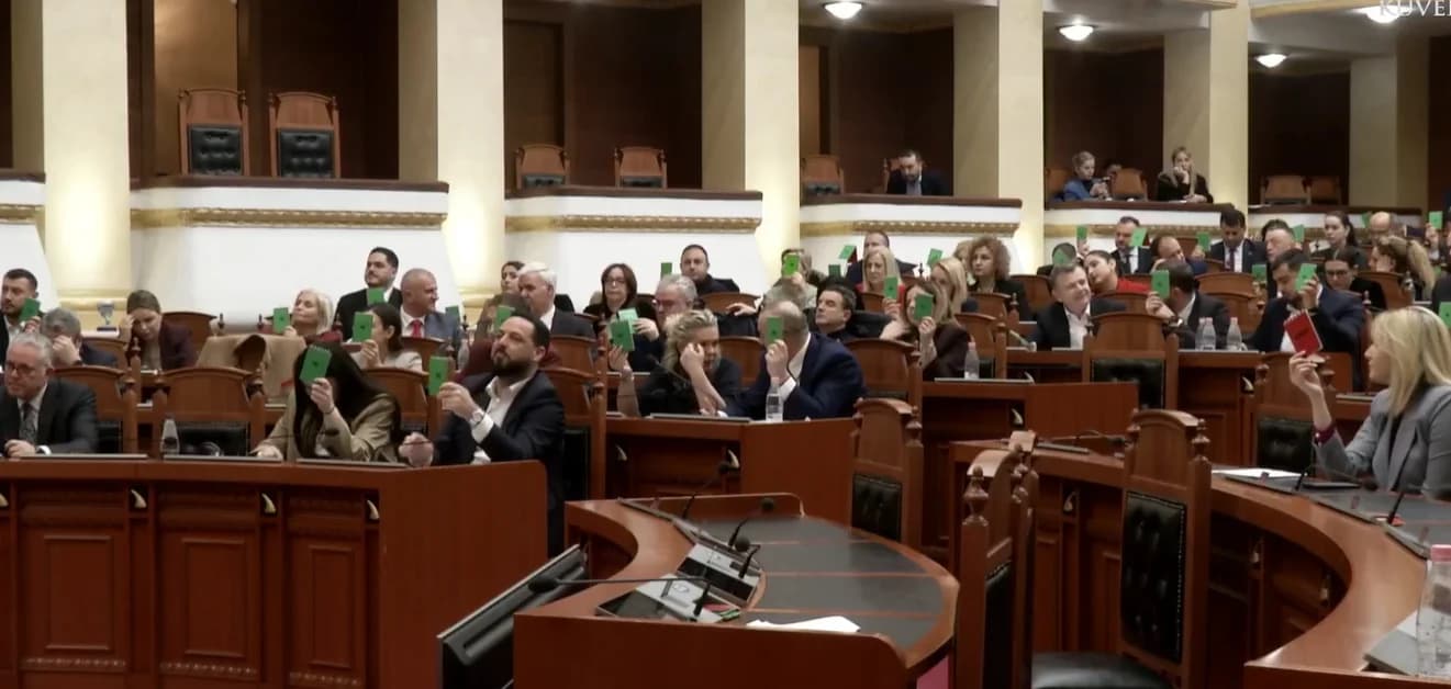 Seancë maratonë prej 18 orësh në Kuvendin e Shqipërisë, PS voton ligjin për diplomatët
