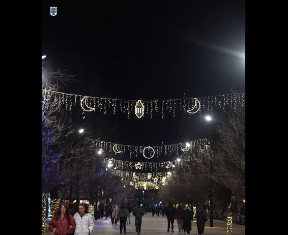 Prishtina ndez dritat për muajin e Ramazanit (VIDEO)