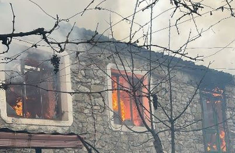 Digjet një shtëpi në Maliq, fqinjët shpëtojnë familjen