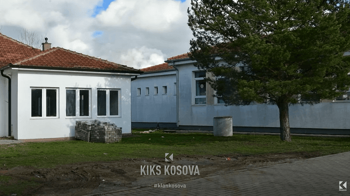 “Aty s’hinë lugatat, as me maska”, përplasje për mbajtjen e të pamëve pranë shkollës (VIDEO)