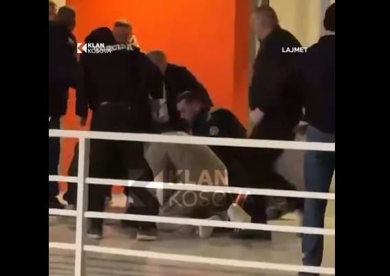 Tifozi bie nga një lartësi derisa po e shikonte ndeshjen Trepça - Bashkimi (VIDEO)