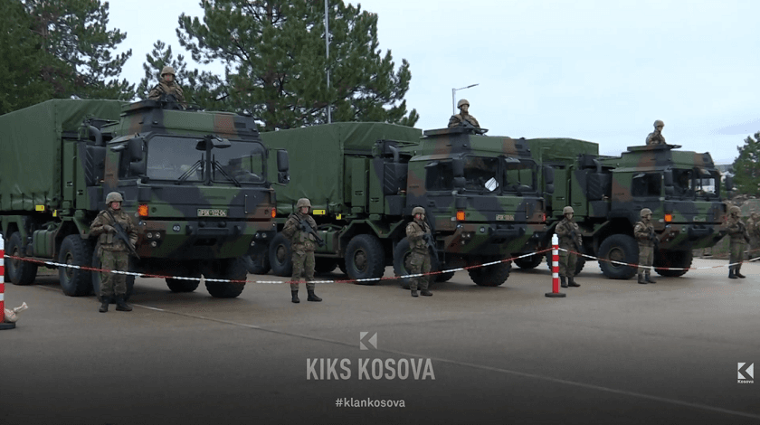 “A e ke shti?" dhe "Ku e ke shti vizën?" - Pyetjet me të shpeshta mes ushtarakëve të FSK-së (VIDEO)