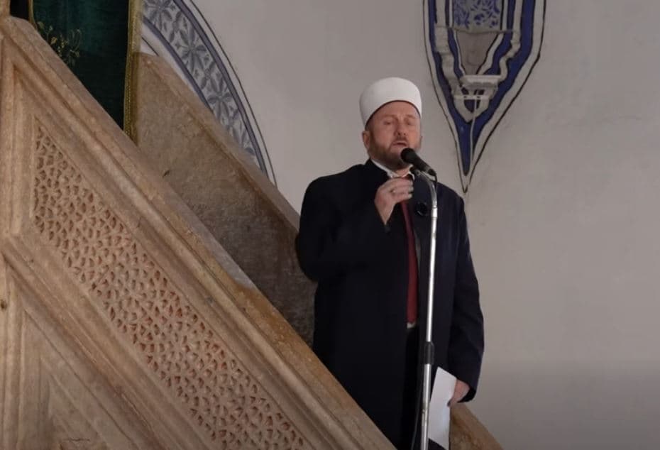 Në xhamitë e Kosovës bëhet thirrje për mbështetje të marshit të 17 shkurtit (VIDEO)