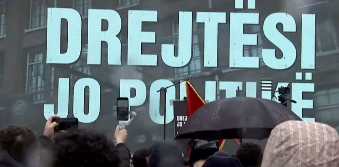 Në marsh shfaqen video historike të Thaçit, Veselit, Krasniqit dhe Selimit (VIDEO)