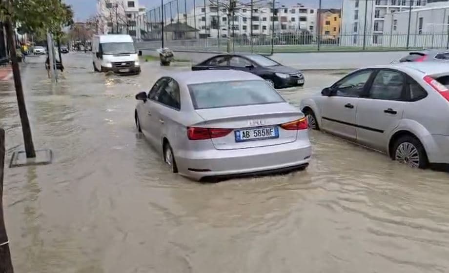 Shtrëngata dhe erëra të forta, përmbyten rrugët e Durrësit