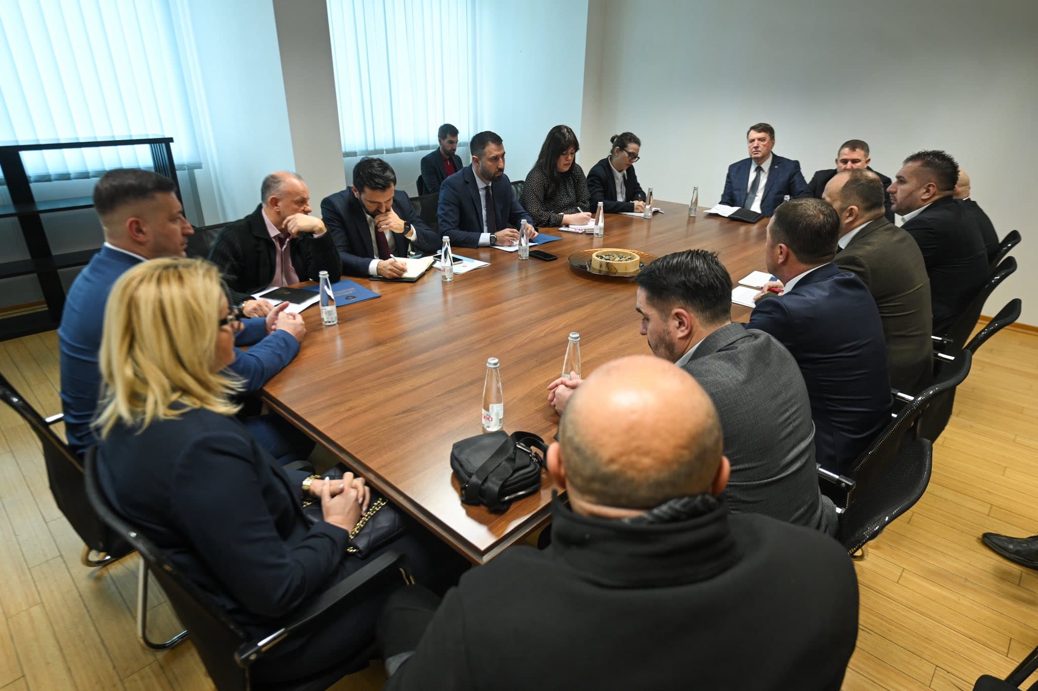 Krasniqi takon kryetarët e dhjetë komunave me shumicë serbe