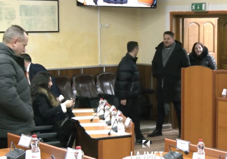 Mitrovica s’gjen qetësi, herë me vota - herë pa vota (VIDEO)