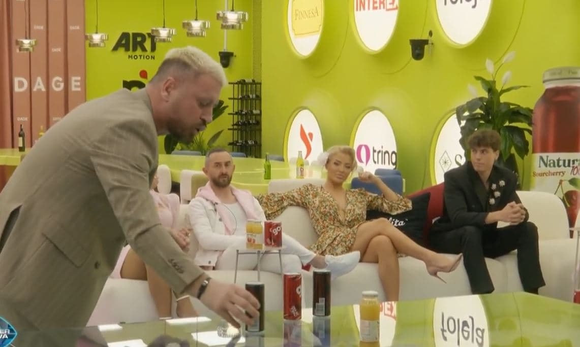 Labi lodhet me fjalë, e 'ilustron' sjelljen e Elijonës ndaj Klodit me pije të Go+ (VIDEO)