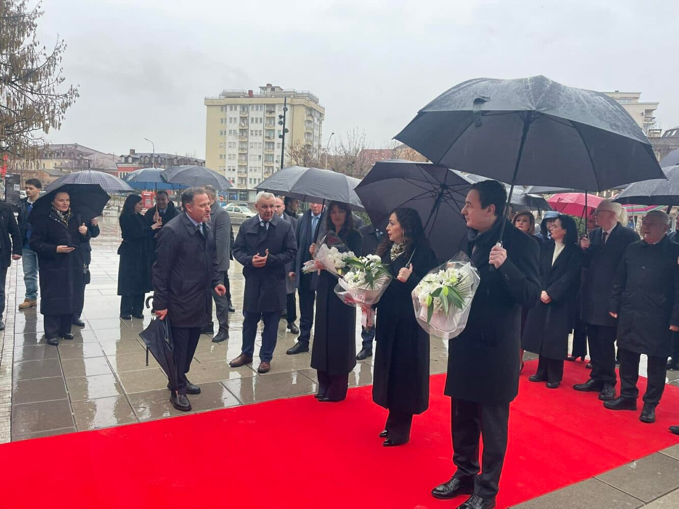 18-vjetori i pavarësisë, krerët e shtetit me homazhe te Monumenti i të Pagjeturve