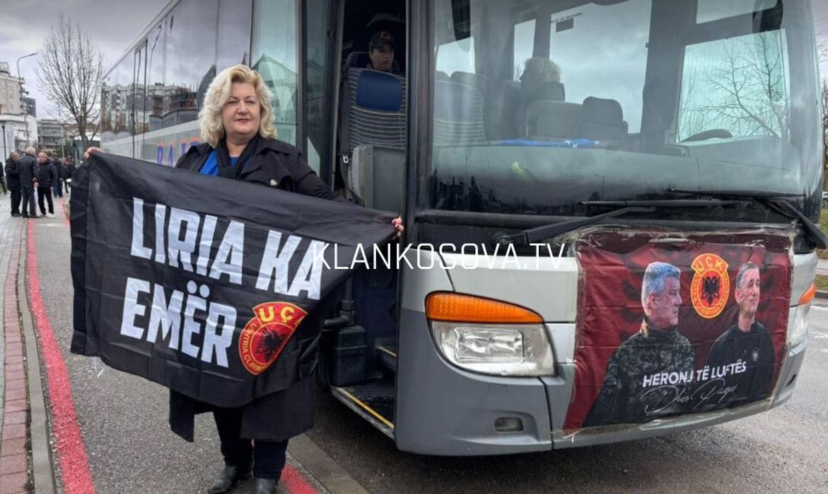 Gratë e Skenderajt nisen për të marrë pjesë në marshin “Drejtësi, jo politikë”