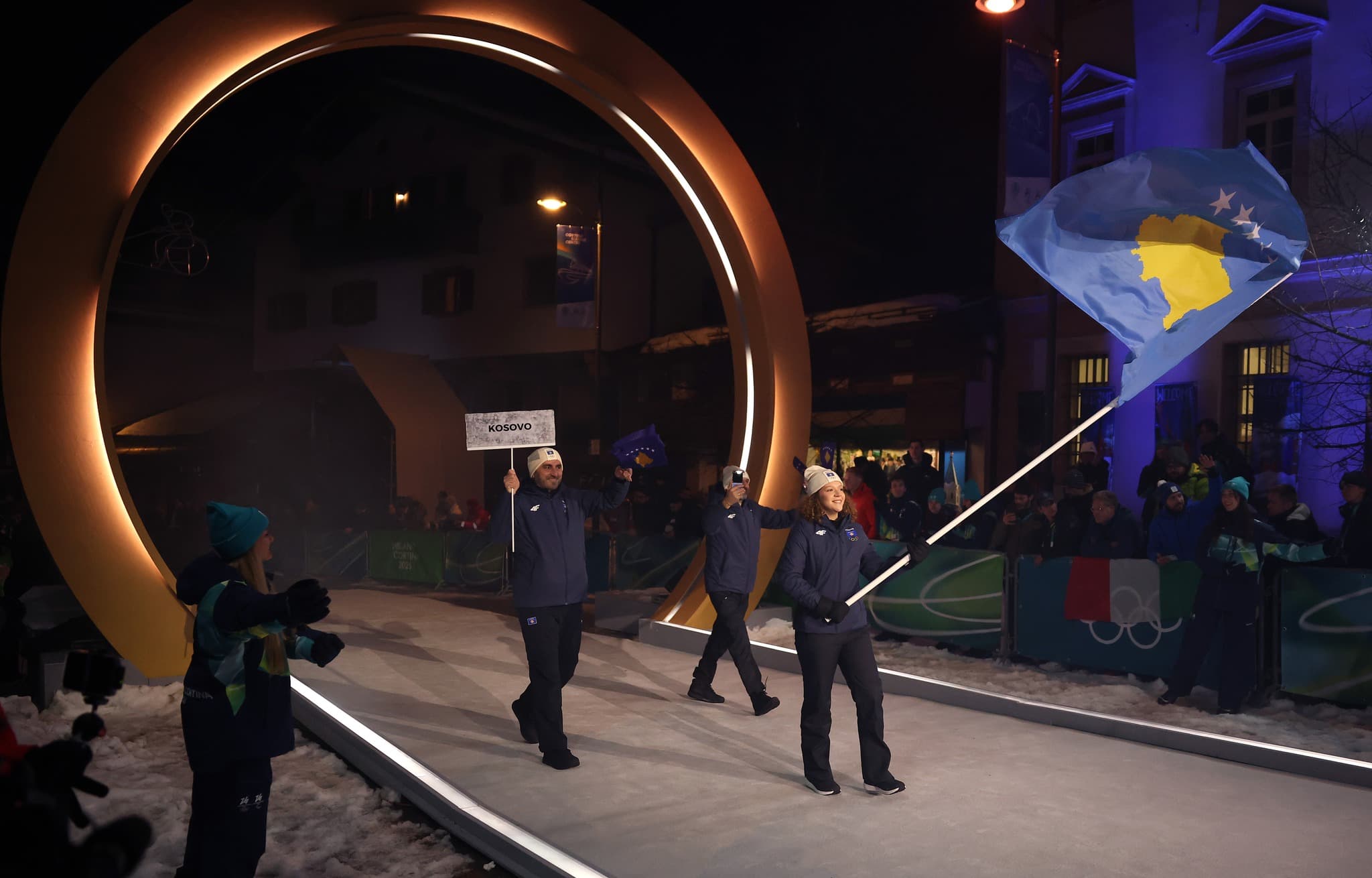 Parakalimi i Kiana Kryeziut dhe Drin Kokajt me flamurin e Kosovës në hapje të LOD MilanoCortina2026