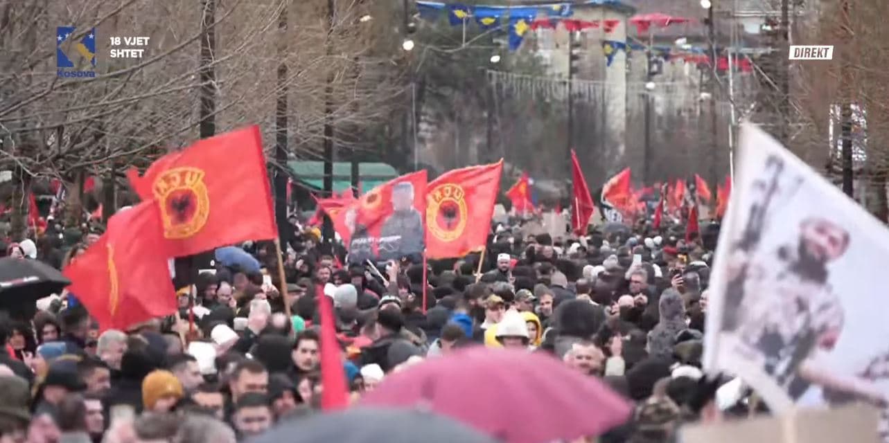 Përmbyllet marshi madhështor, shqiptaria i pret çlirimtarët (VIDEO)