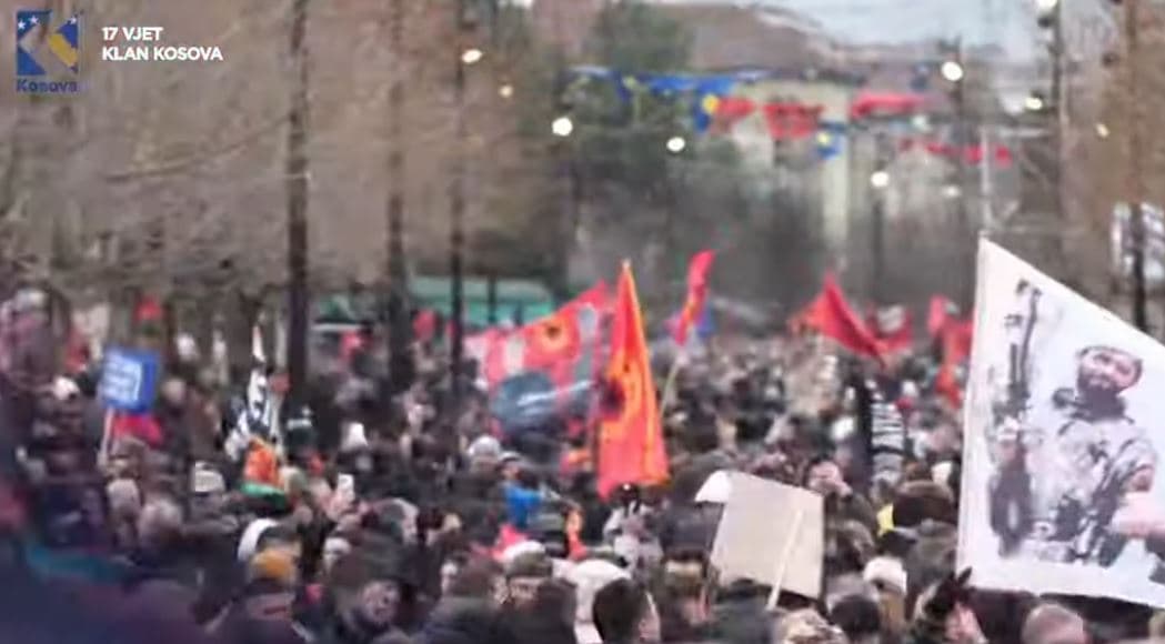 Mblodhi mijëra shqiptarë në Prishtinë, përmbyllet marshi për çlirimtarët
