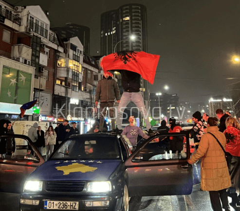 Bllokohet Prishtina, festë e madhe me valle e flamuj (VIDEO)