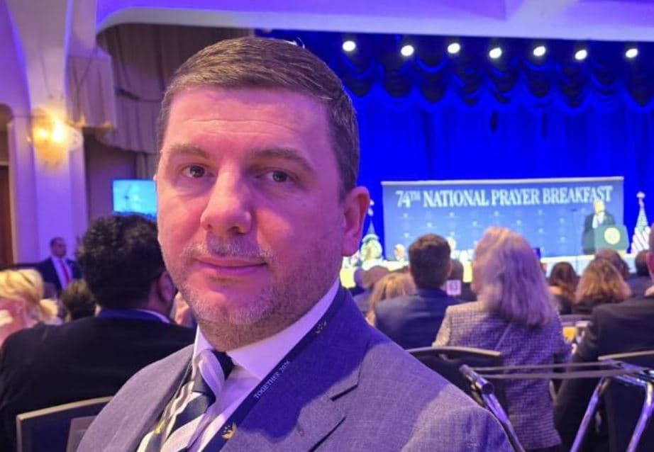 "Aleanca me SHBA-në mbetet interes jetik i Kosovës", Krasniqi merr pjesë në Lutjet e Mëngjesit