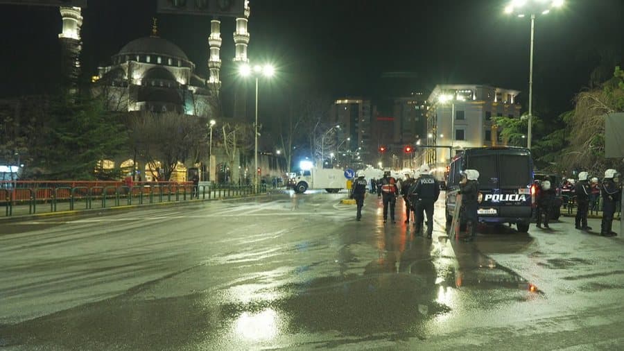 "Kishin çanta të mbushura me molotov", 7 të shoqëruar në polici pas protestës së opozitës