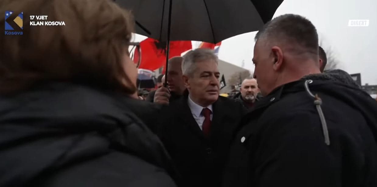 Ali Ahmeti i bashkohet marshit “Drejtësi, jo politikë”, pritet nga Nasim Haradinaj