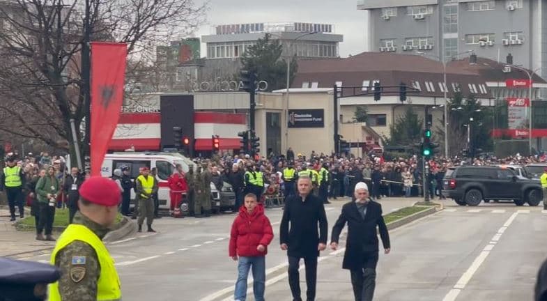 Brohoritje e duartrokitje për Rifat Jasharin në parakalimin e pavarësisë (VIDEO)