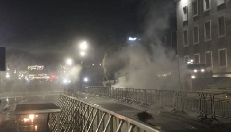 Protesta para Kryeministrisë dhe Kuvendit, protestuesit qëllojnë me molotovë dhe fishekzjarrë