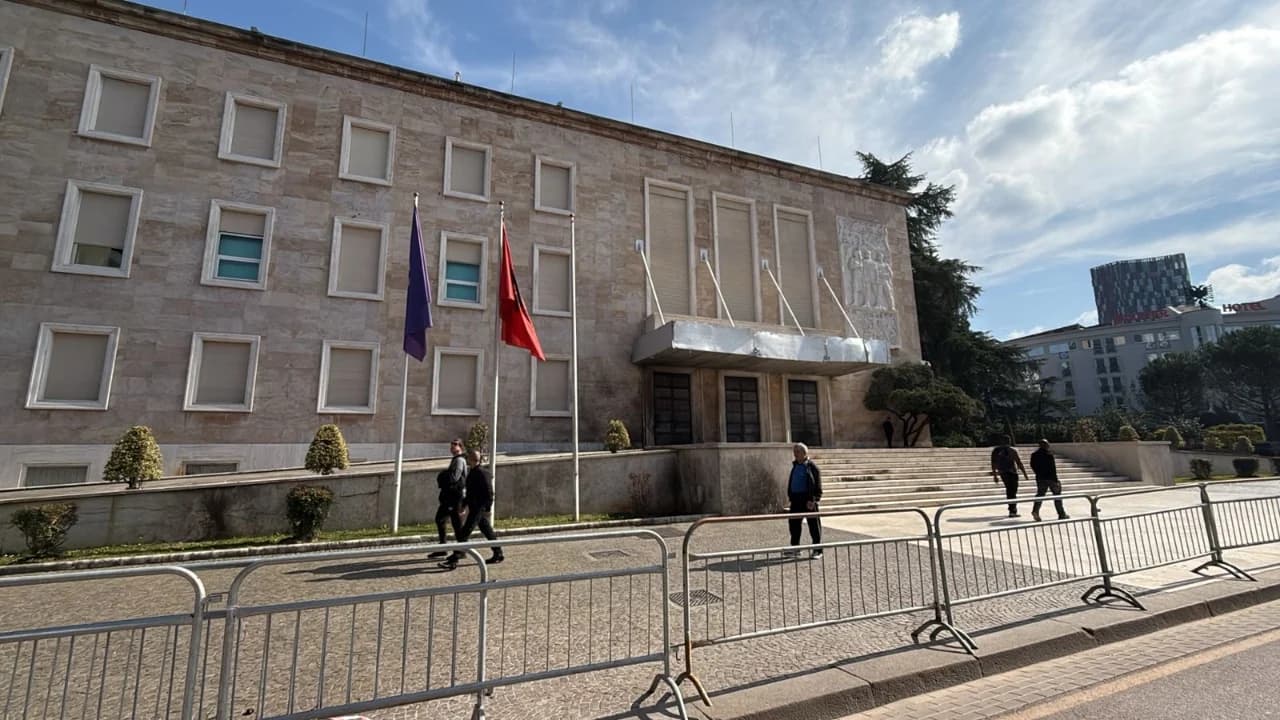 Opozita në Shqipëri tregon “muskujt” në shesh, zbulohen skenarët e revoltës së demokratëve
