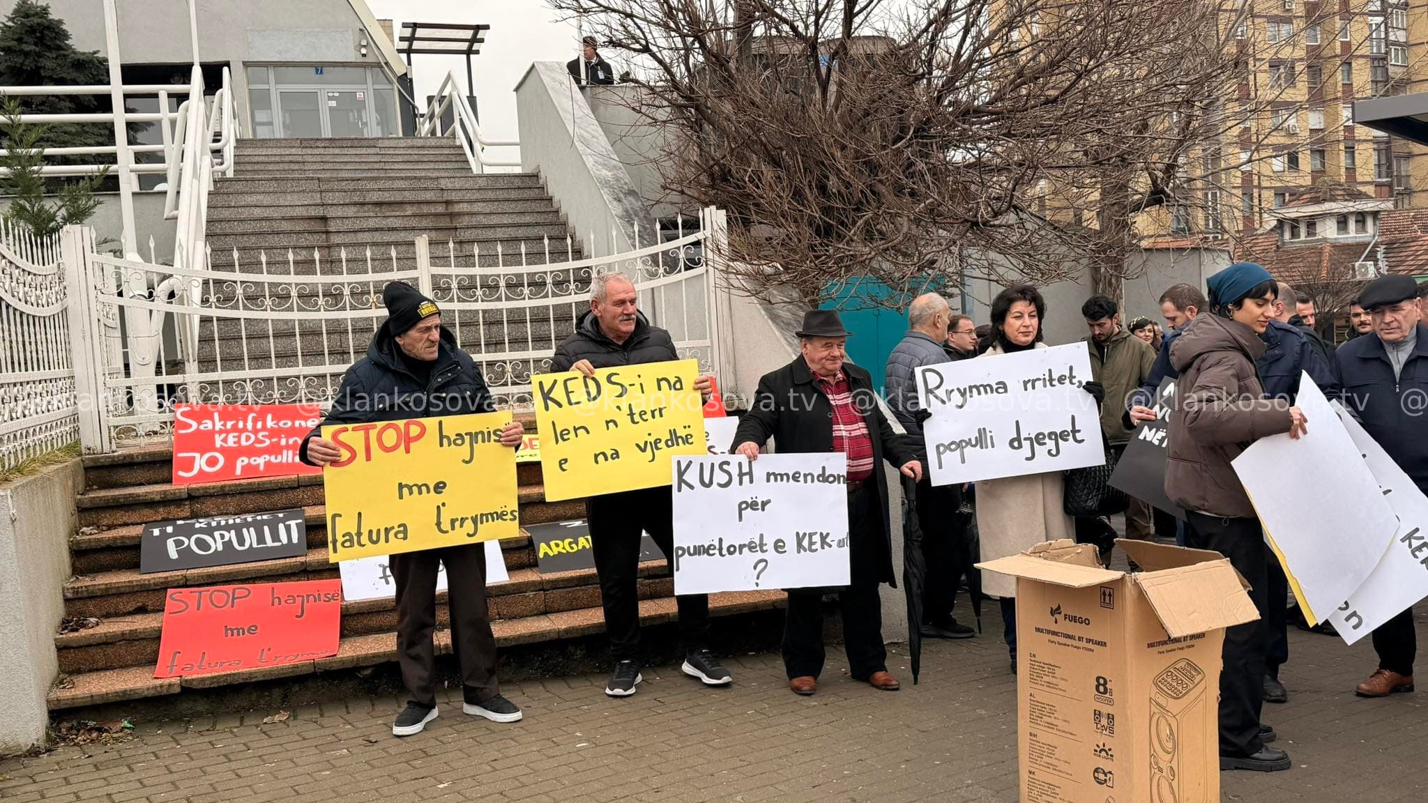 "Rryma rritet, populli djeget"- nis protesta kundër shtrenjtimit të energjisë në Prishtinë
