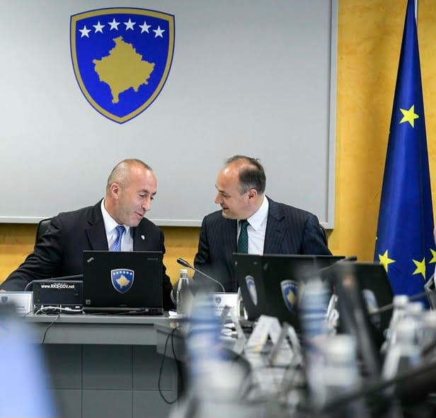 "Akt i vetëdijes së lartë politike", thotë Hoxhaj pas tërheqjes së Haradinajt nga posti i të parit të AAK-së