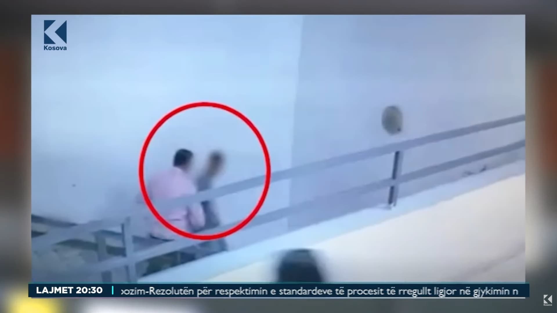 Dhuna në shkollë: Telashi me nxënësin, masa ndaj mësuesit e drejtorit (VIDEO)