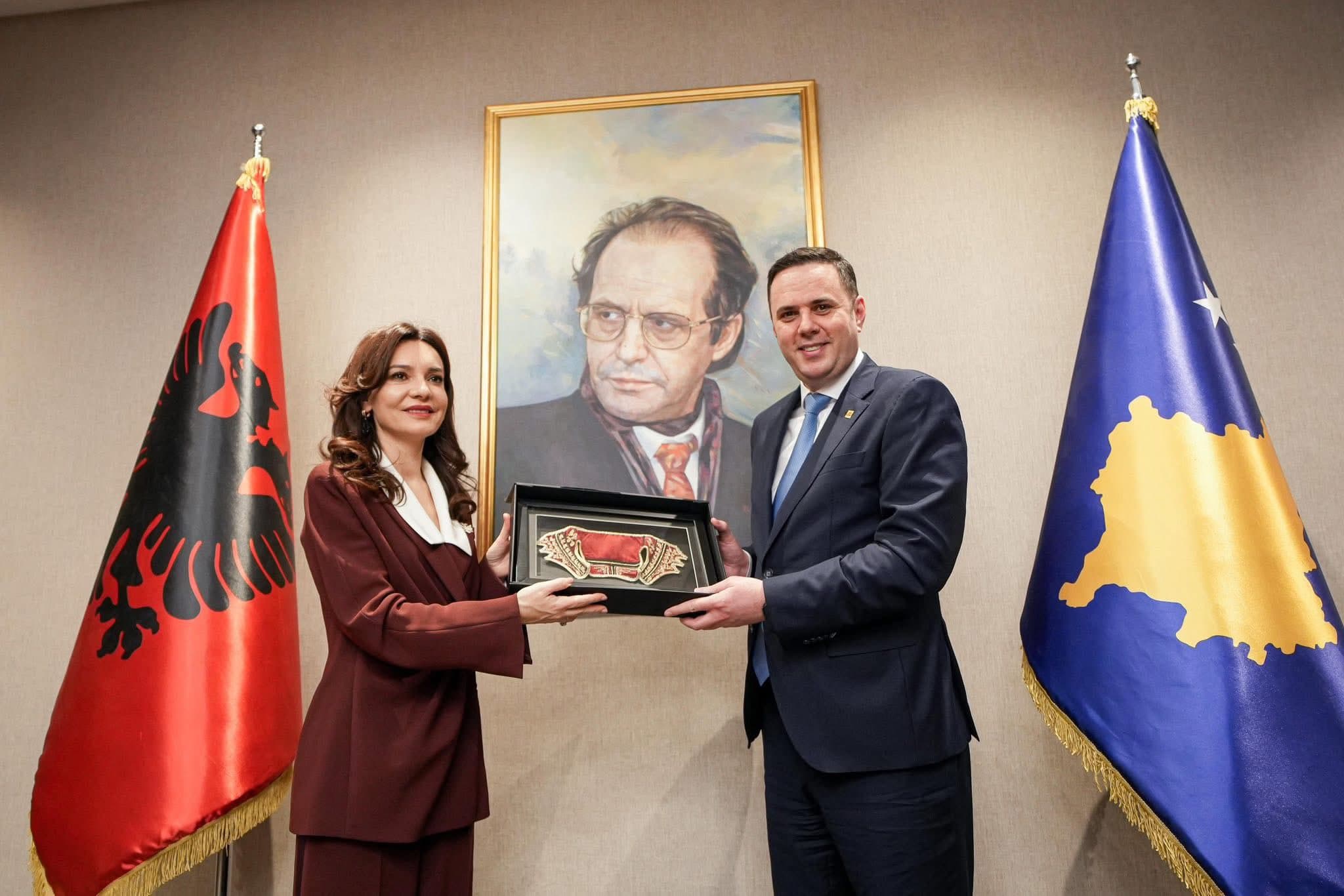 Abdixhiku pret Spiropalin: Theksohet koordinimi Kosovë - Shqipëri në proceset euroatlantike