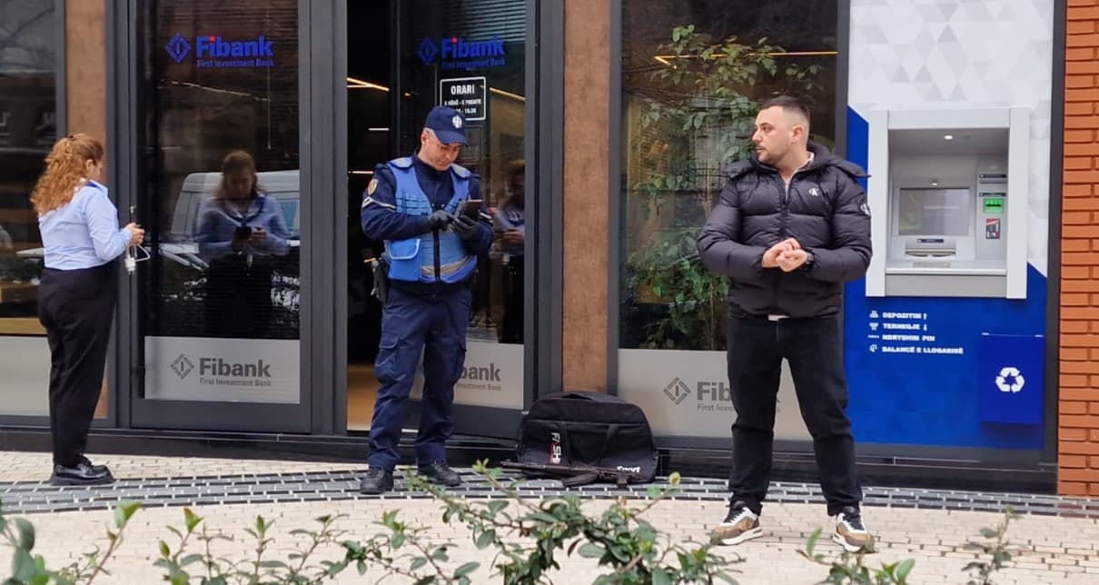 Tentohet të grabitet me armë zjarri banka në Tiranë, kapet autori